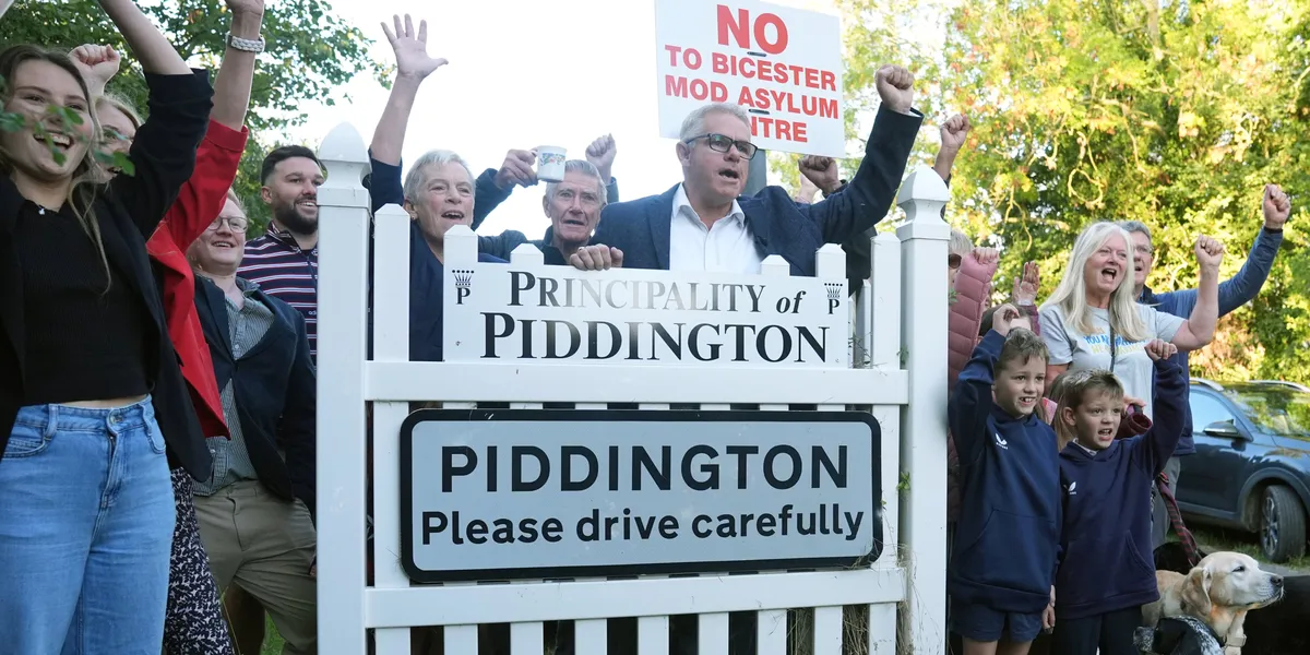 Piddington: Asylum seekers to be given high-vis vests in barracks