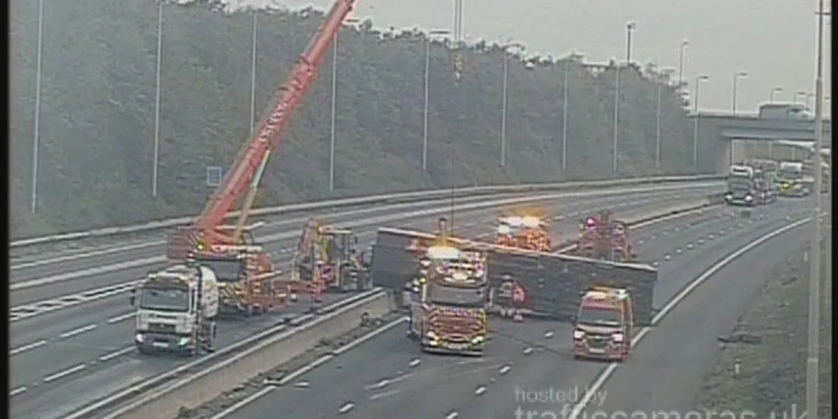 M1 chaos: Drivers face traffic mayhem as overturned lorry forces major motorway to shut